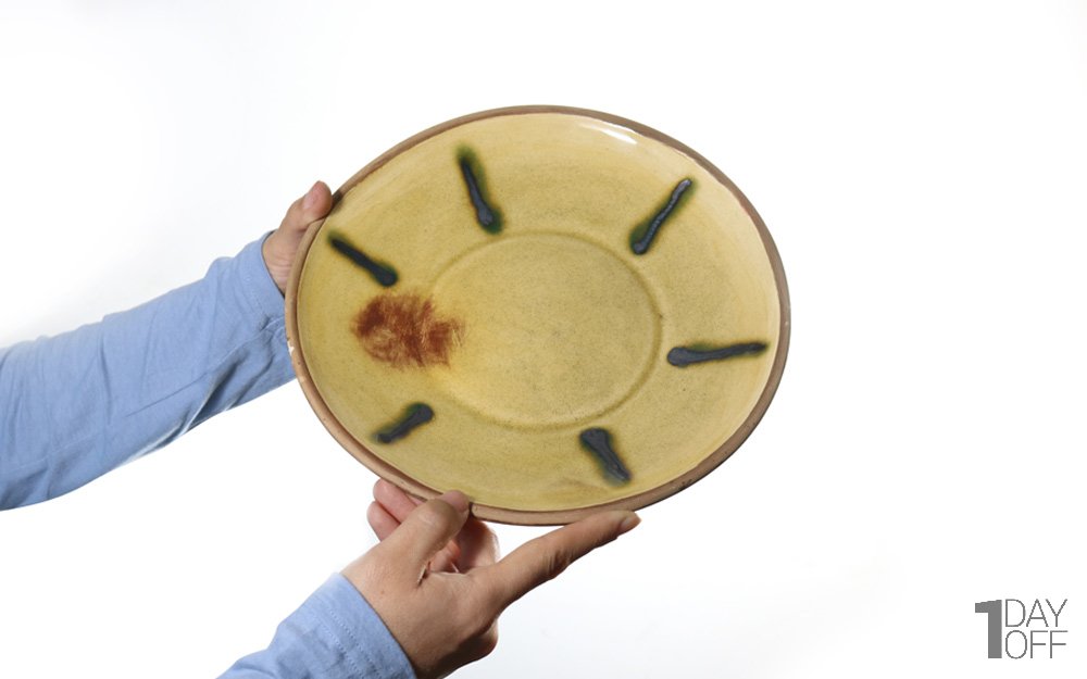 بشقاب گرد لعاب زرد بافت‌دار اندازه 24x24x4 سانتی‌متر