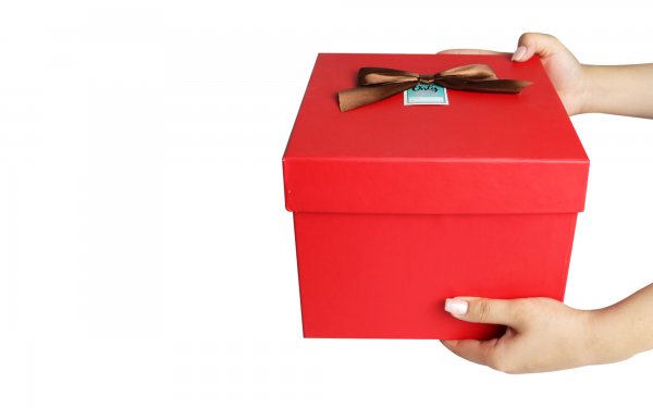 باکس هدیه مکعب رنگ قرمز ابعاد 18.5x18.5x16 سانتی‌متر 
