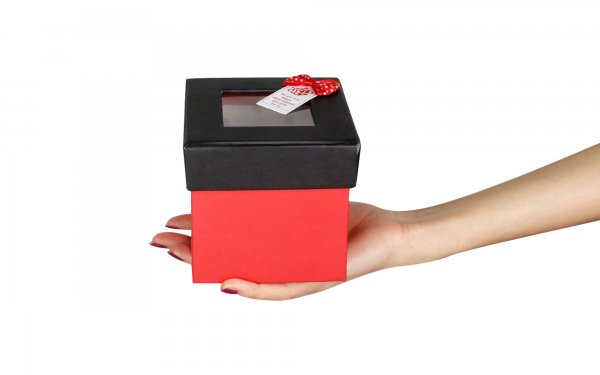 جعبه هدیه مربع رنگ قرمز با درب مشکی طلقی ابعاد 10 سانتی‌متر