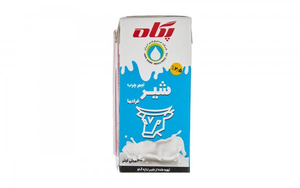 شیر نیم‌چرب فرادما پگاه مقدار 200 میلی‌لیتر