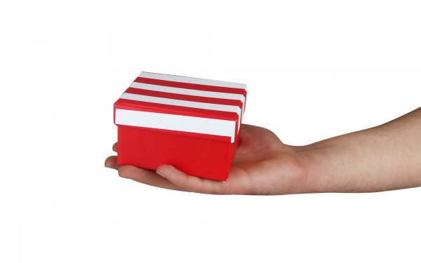 باکس هدیه رنگ قرمز با درب راه راه ابعاد 9x10x6 سانتی‌متر