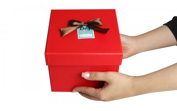باکس هدیه مکعب رنگ قرمز ابعاد 16.5x16.5x14 سانتی‌متر 