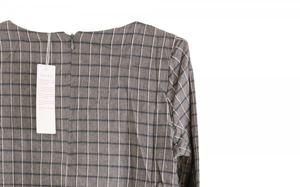 پیراهن کوتاه چهارخانه طوسی یقه گرد استین بلند در قسمت دامن کلوش سایز M  و کد برچسب 21 است 